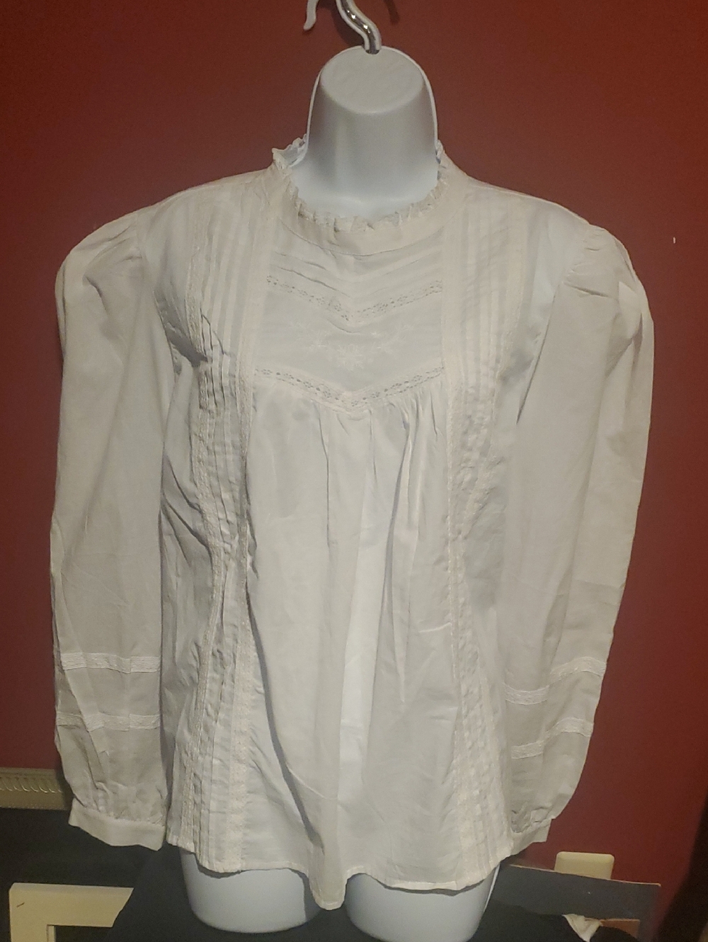 Spring and Mercer Women's White Victorian-Inspired Pintuck Blouse